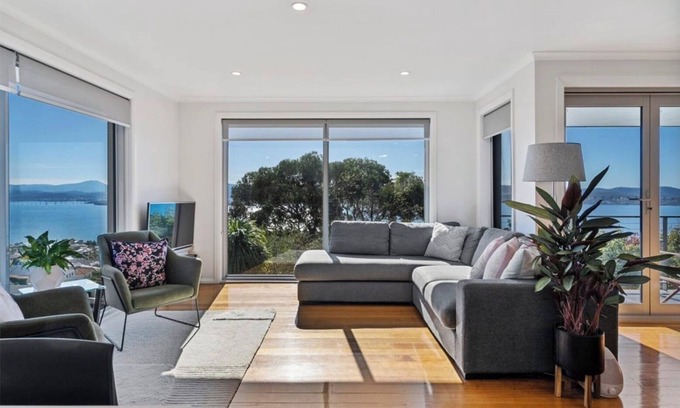 Sandy Bay Villa | Nicolas Escape panoramic views luxury and space