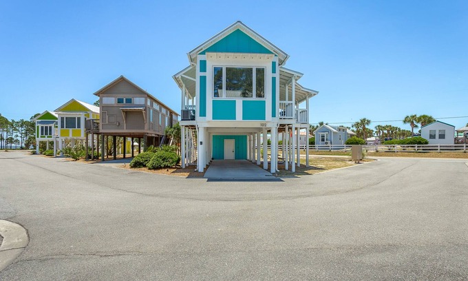 Carrabelle Cabaña | Nigel's Rest 1BR/1BA less than 5 min. walk to beach!