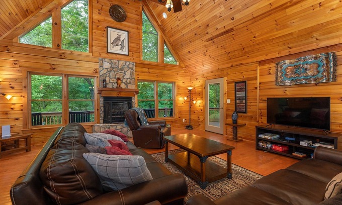 Black Mountain Cabina | Night Owl Lodge | Pet-Friendly Log Cabin with Game Room!