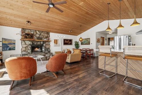 Fawnskin Casa | Nightcap Lodge- HOT TUB WITH BREATHTAKING MOUNTAIN VIEWS!