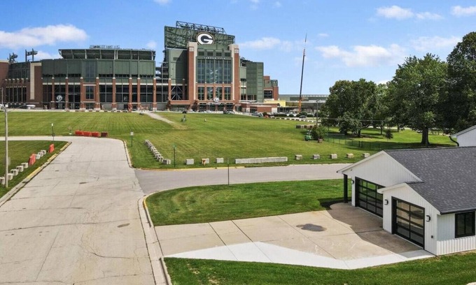 Ashwaubenon Apartamento | NineSixFive Fieldhouse | Stadium · Arcades · Luxe