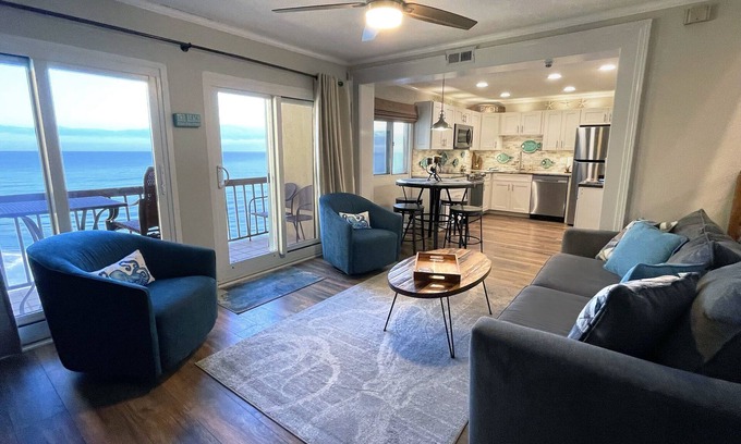 Sunnyside Condominio | Noveno piso, sala de estar junto al mar! Bellamente actualizado! No hay tarifa de limpieza!