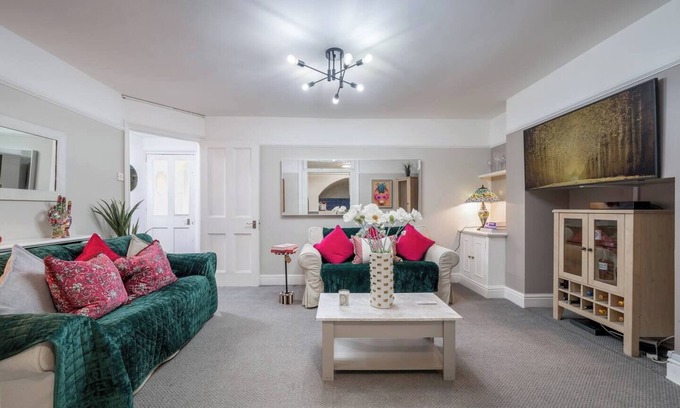 Redcliffe Apartamento | Niru Experience Chelsea Oasis with Courtyard