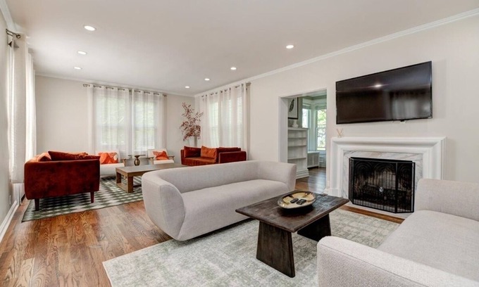 Orange Casa | NJ Suburban Retreat - Direct train to NYC - Train station half a mile walk!!