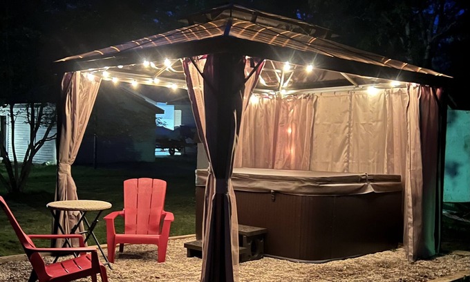 Lake Casa | Maple Street Cottage is the perfect couple’s retreat.