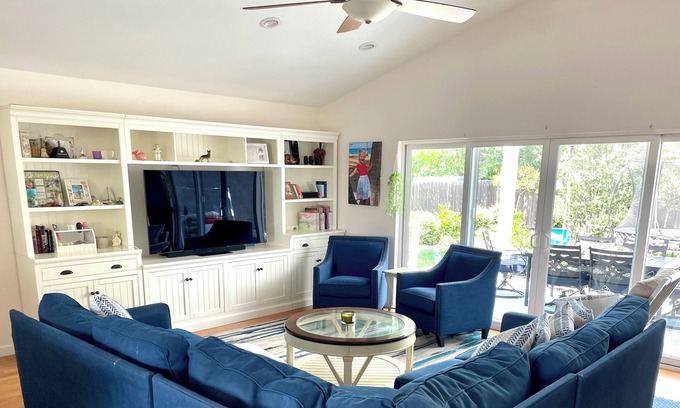 Talmadge Casa | NEW!!! Family Friendly Retreat w/ Yard & Play 2000sqft Free Parking AT&T Fiber