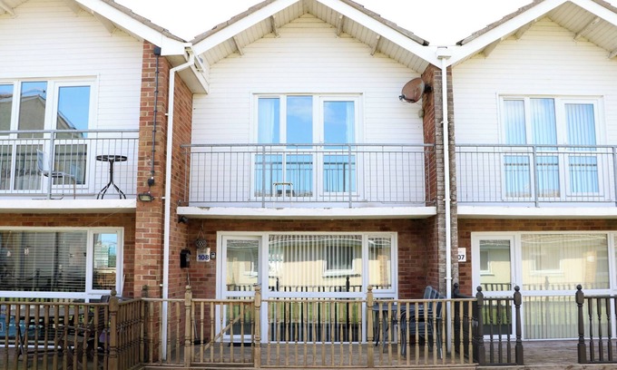 Hopton Casa | NO. 108 WATERSIDE, pet friendly, country holiday cottage in Corton