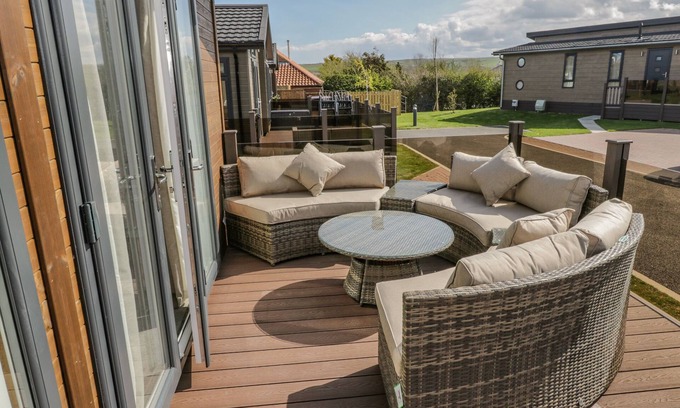 Runswick Bay Cabaña | NO. 27 THE CRAB POT, pet friendly, with a garden in Staithes