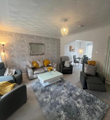 Ayr Casa | No 6, Ayr, 140m2, New Decor 2024, 3bedroom, detached house, with private gardens