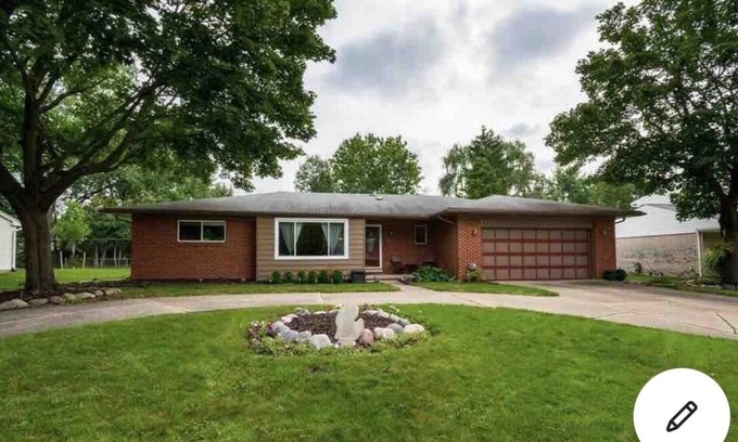 Farmington Hills Casa | No Cleaning Fee! 2-Bedroom Home with Library Room, 2 living spaces