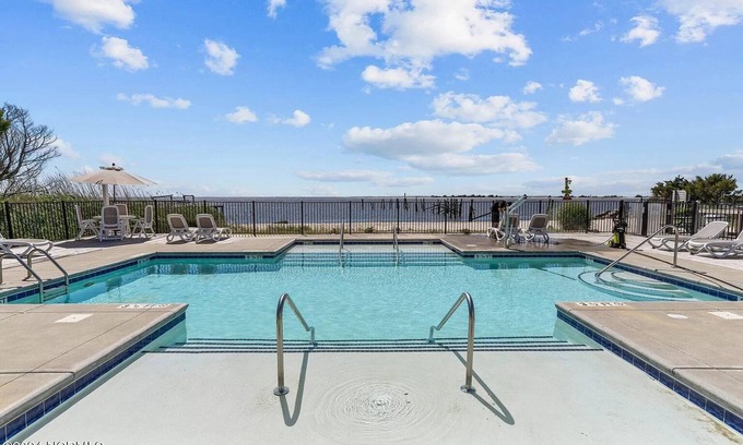 Southport Condominio | No Cleaning Fee! Brand New Double Queen Studio Condo w/ Waterfront Pool + Beach