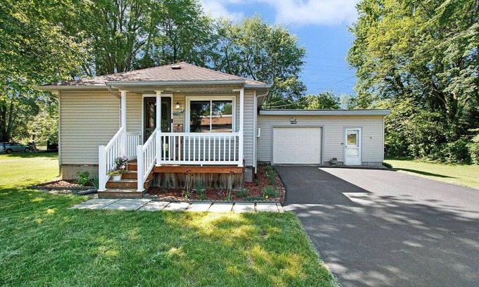 Town of Pines Casa | No Cleaning Fee! Cozy Cottage in Dunes National Park, Beverly Shores Indiana.