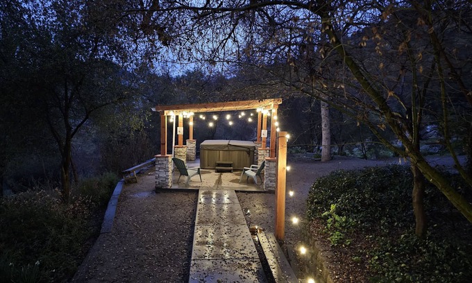 Three Rivers Cabina | No Cleaning Fee, New AC, Hot Tub, Pets Allowed, 6 Car Parking, EV Charger