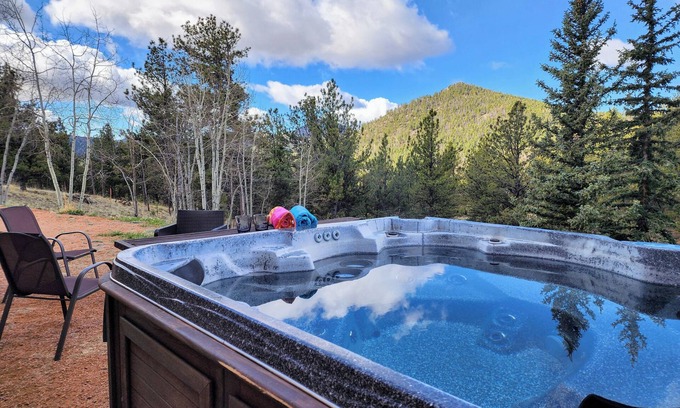 Cripple Creek Casa | No Cleaning Fees, Spacious & Secluded Mountain Home, Pikes Peak Views, Hot Tub!