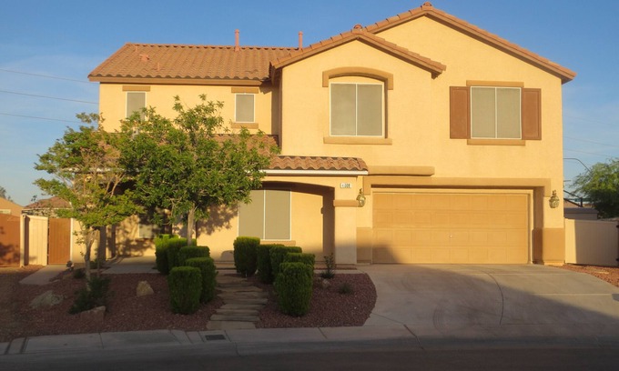 North Las Vegas Casa | Casa de vacaciones Sleep Tight * Sleep 8 * Piscina privada y cancha de básquetbol