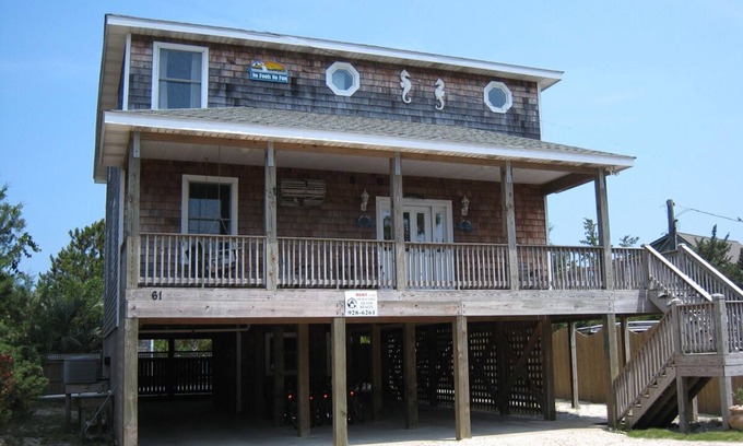 Ocracoke Casa | No Fools No Fun: Piscina privada con un patio maravillosamente ajardinado.
