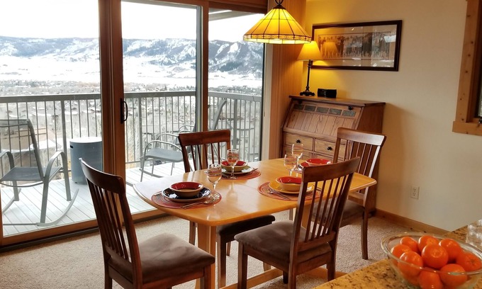 Steamboat Springs Condominio | La mejor vista en Steamboat ~ Remodelación completa ~ HBO / DVR ~ ¡Super limpio!