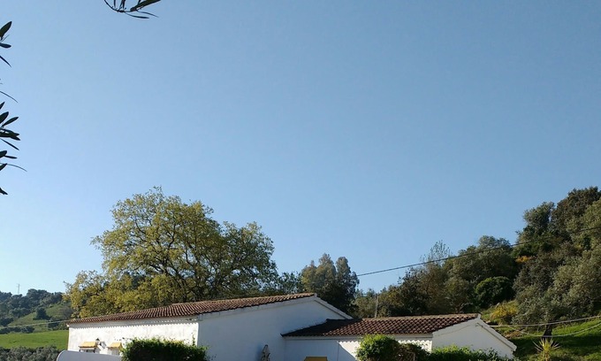 Algodonales Villa | Villa Madreselva: refugio celestial con piscina privada en las montañas de Grazalema