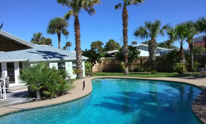 Ormond Beach Plaza Casa | Se admiten mascotas Escape tropical junto a la piscina en Ormond by the Sea