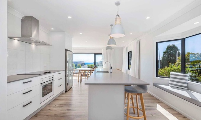 Hilltop Casa | *No Service Fee* Spectacular Views – Walk to Lake