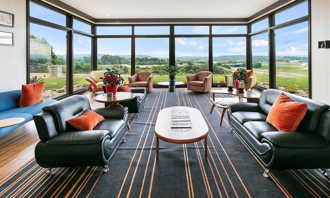 Mount Vernon Casa | No stairs, pool & stunning view. 6 bedrooms! Near Knoxville.