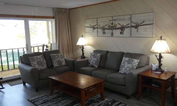 Bellaire Condominio | "No se preocupe" ¡Camine hacia todo en Summit Village!