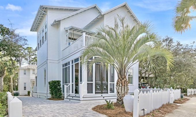 Sunnyside Casa | No Worries: Sleeps 18 with Carriage House, Private Pool, and Beach Access!