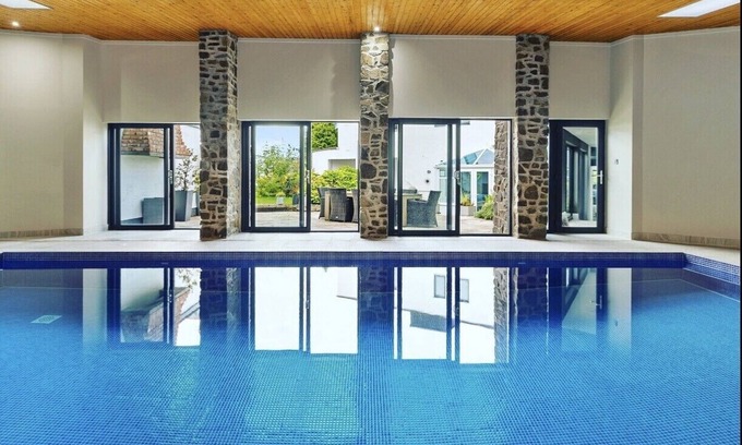 Saundersfoot Casa | No5 Highpoint luxury townhouse ,2 en-suite bedrooms onsite indoor swimming pool