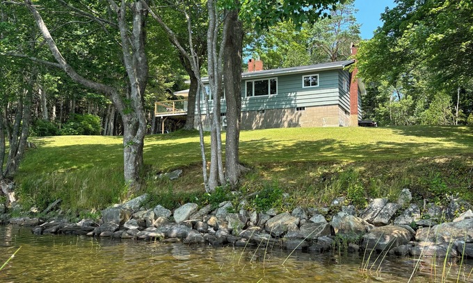 Clare Cabaña | Noah’s private lakefront cottage, spacious for a peaceful and relaxing stay.