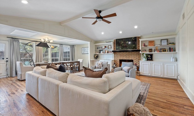 Southwest Carrollton Casa | Nob Hill: Sunny Home Skylights Prime Location