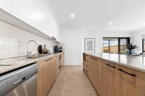 Burpengary East Casa | Noble Casa Brand New Estate Sleeps 8 Burpengary East
