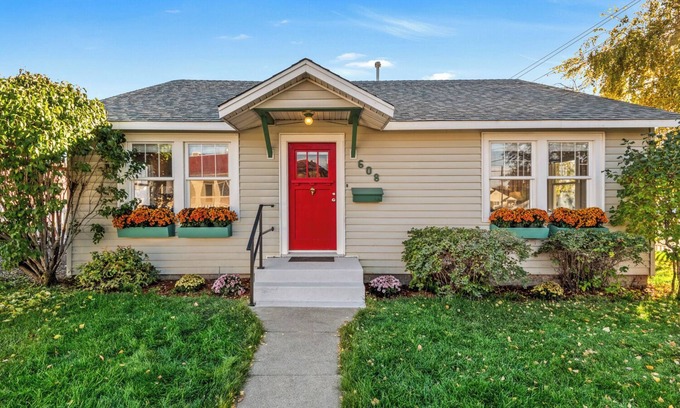 Prineville Casa | Noble - Charming 1930s 3-bedroom house with WiFi and AC in Prineville