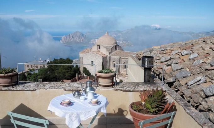 Erice Cama Y Desayuno | Noble palace sky view in the mountains, near the historic center of Erice