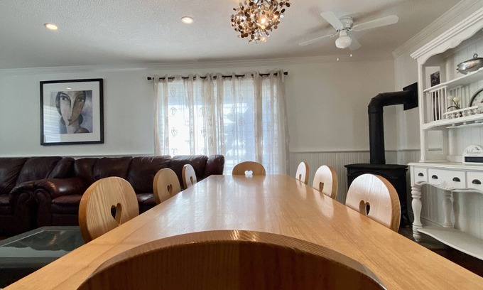 Clearview Casa | NOHO Estate. A cozy farmhouse retreat just 5 minutes from downtown Collingwood!