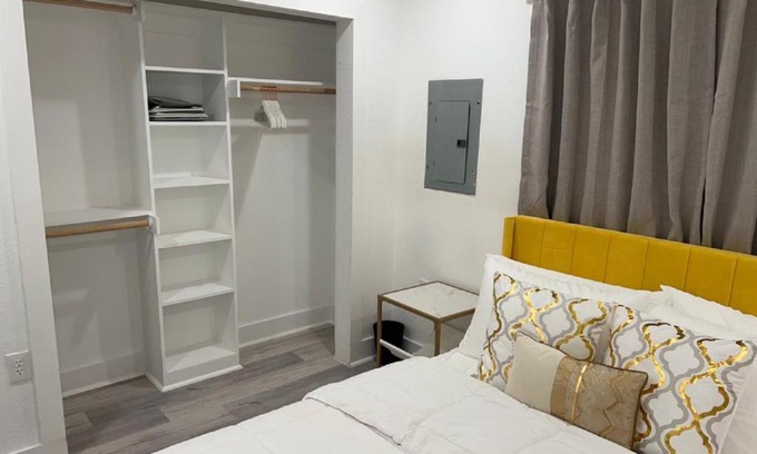 Peak's Suburban Addition Apartamento | Nomad Flat Smart Hub