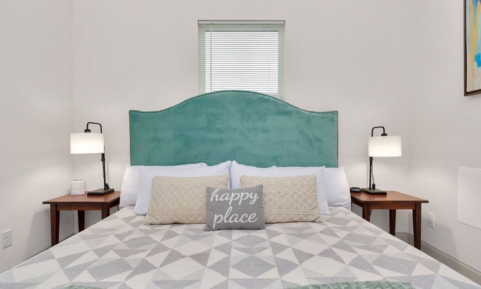 Galveston Casa | Noon Checkout, Soaking Tub, Sleeps 6