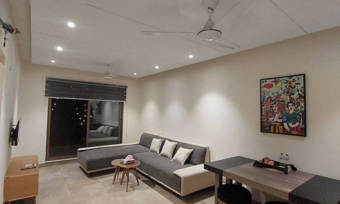 Lahore Apartamento | Norah Homes- 1 BHK- Private Balcony- Chic & Modern- Family Friendly!