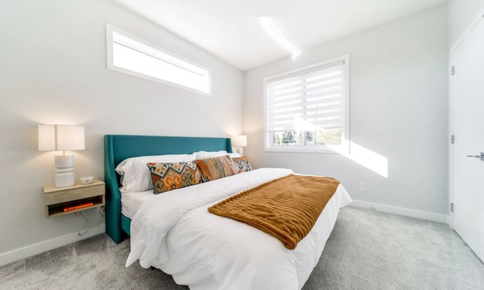 Jasper Place Apartamento | Nordic Retreat | 4BR | Min to WEM & DT | AirCon!
