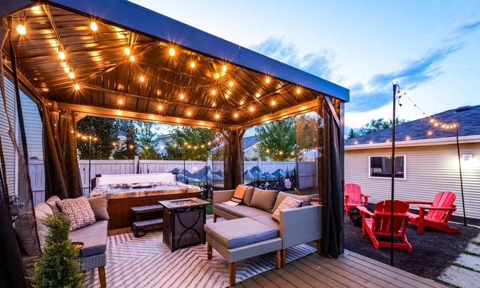Griesbach Casa | Nordic Spa Retreat - Hot Tub - King Bed - Firepit - BBQ!