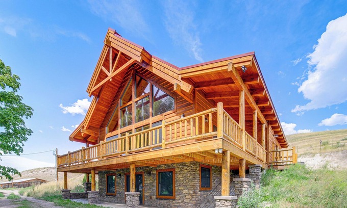 Arlee Cabina | Nordic Style Lodge w/ Deck on 80 Acres in Arlee