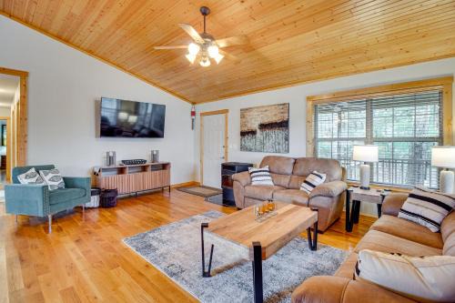 Elizabeth Casa | Norfork Lake Access Cabin with Deck and Water View!
