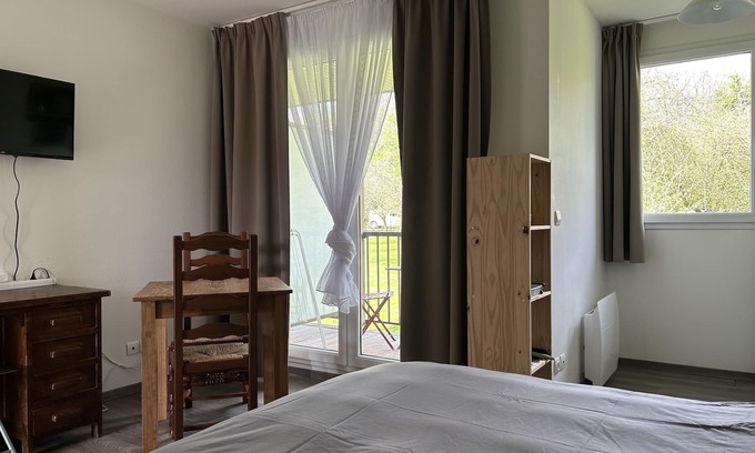 Equemauville Apartamento | Normandy apartment with pool and garden