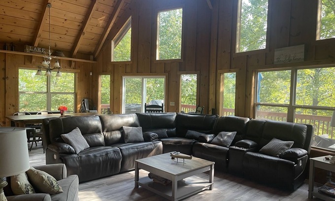 Flat Hollow Marina Casa | Norris Lake Butterfly Landing - 18 Guest Lakefront with Dock Home