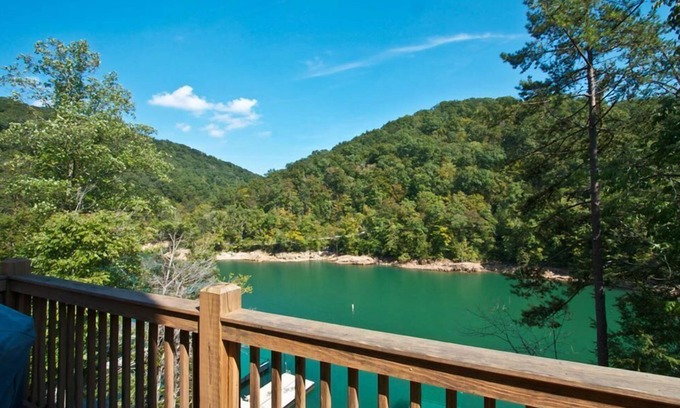 Lakeside Estates Casa | Hogar de Norris Lakeside Estates con comodidades de lujo administradas por IKM Properties, LL