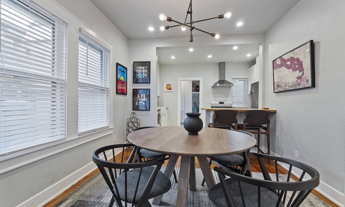 North University Casa | North Campus Craftsman—minutes walk from the UT campus in a quiet neighborhood.