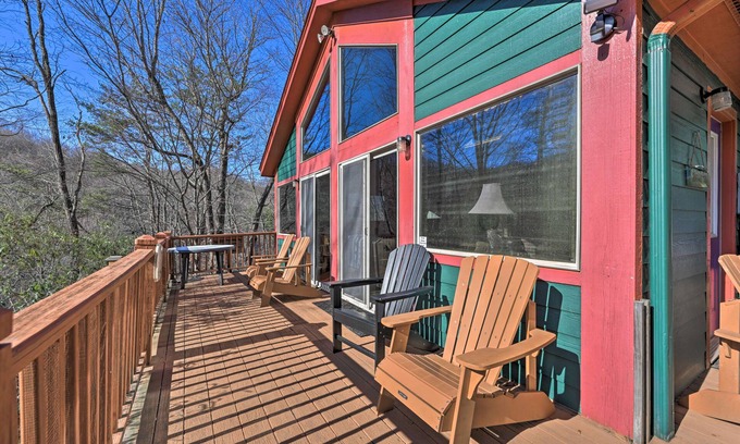 Bryson City Cabina | ¡NUEVO! La cabaña de la ciudad de Bryson con terraza, parrilla y pozo de fuego.