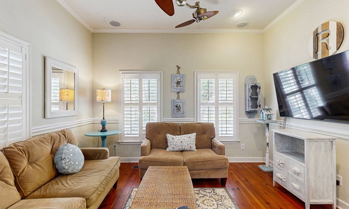 North-Central Casa | North Central, 30-Day Rental Home w/Double Porches, Garden Patio, and Free WiFi