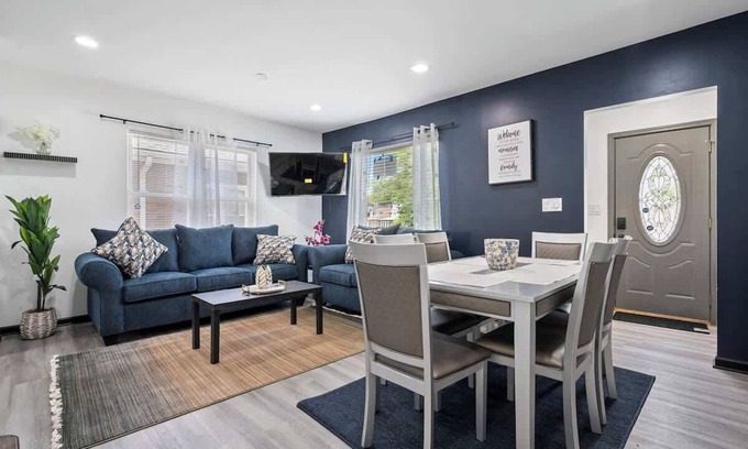 North Chicago Casa | North Chi Retreat-Near Navel base-Sauna,Pool, Airhokey, grill,King bed,Tikki Bar