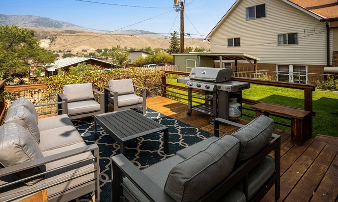 Gardiner Casa | North Entrance House - Cozy Home Minutes from Yellowstone's North Entrance!