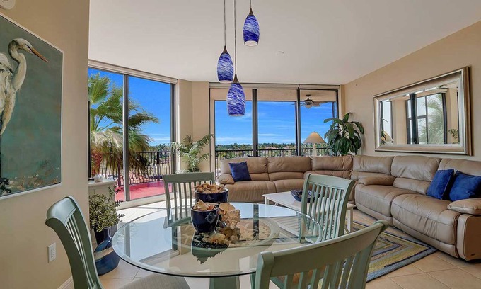 Cape Harbour Condominio | North facing luxury 3/2 condo overlooking the marina